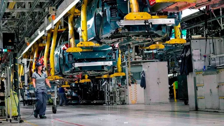 Trabajo en una factor&iacute;a dedicada a la automoci&oacute;n.