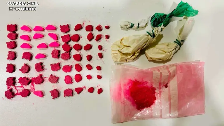 Alijo de speed, pastillas y una sustancia polvorienta rosa incautado por la Guardia Civil de Almud&eacute;var