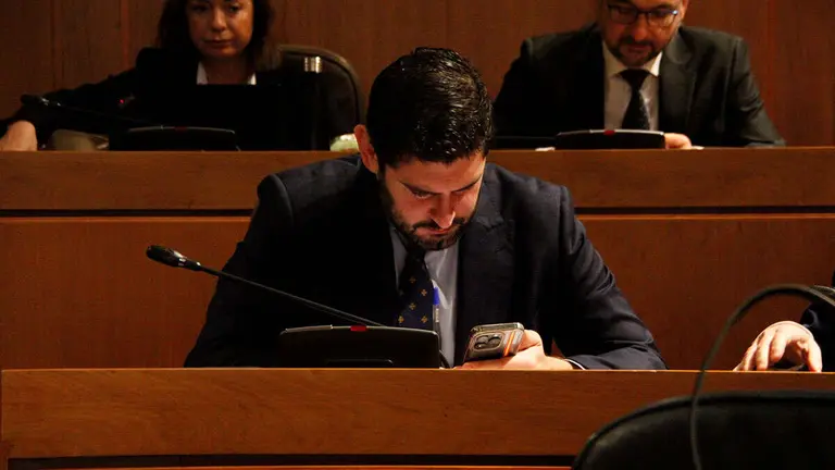 Alejandro Nolasco mira el tel&eacute;fono antes del Pleno. Foto: Pilar &Aacute;lvarez