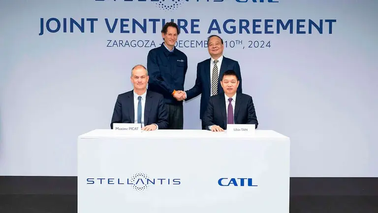 De izquierda a derecha, de pie, John Elkann, Stellantis Chairman and Chair of the Interim Executive Committee y Robin Zeng, Chairman & CEO of CATL. De izquierda a derecha, sentados, Maxime Picat, Stellantis Chief Purchasing and Supplier Quality Officer y Libin Tan, Chief Customer Officer, President of Sales & Marketing of CATL. Foto: Stellantis