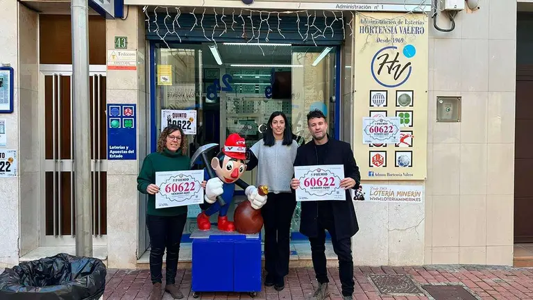 Responsables de la loter&iacute;a Miner&iacute;n de Andorra junto al n&uacute;mero premiado este domingo. Foto: Loter&iacute;a Miner&iacute;n