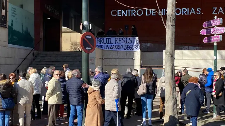 Los vecinos se concentran en las escaleras del Centro de Historias