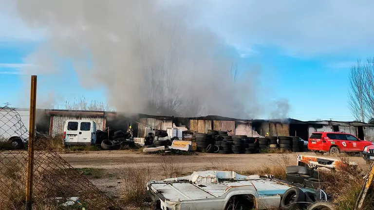 El incendio en Zaragoza se ha originado en una nave industrial del distrito El Rabal esta madrugada. Fuente: Ayuntamiento Zaragoza