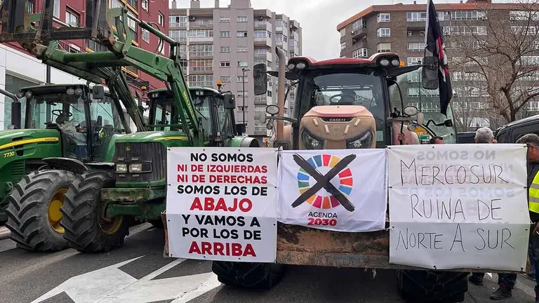 Tractores cortando la calle de los Diputados el pasado 27 de febrero. Foto: E.P.