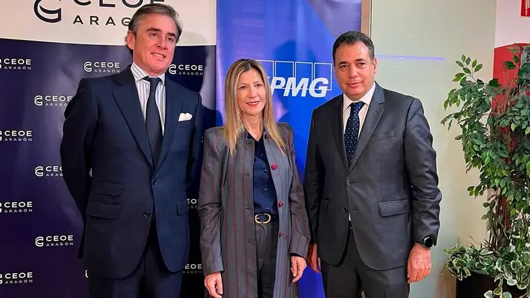 Garc&iacute;a Costas (KPMG), Vaquero (DGA) y Tesier (CAAR), este martes, en CEOE Arag&oacute;n