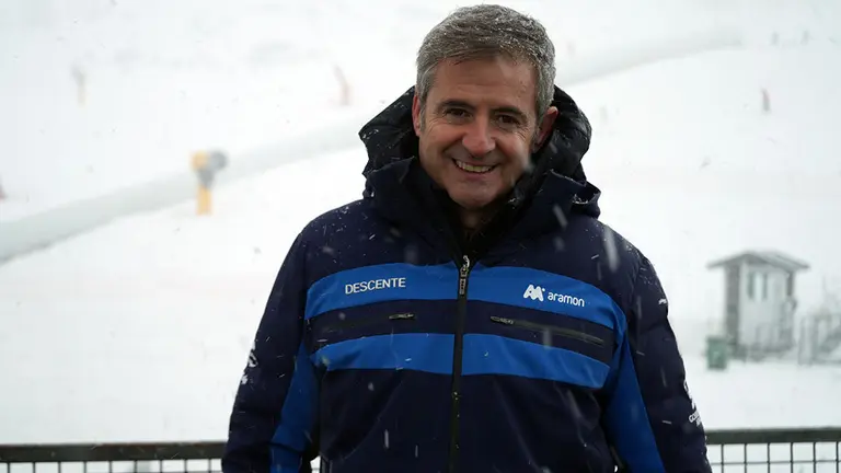 El presidente de ARAM&Oacute;N, Antonio  Jeric&oacute;, a los pies de la estaci&oacute;n de Anayet-Formigal. Foto: Javier Miranda