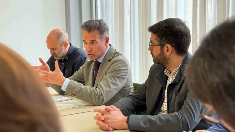 El responsable de Urbanismo, V&iacute;ctor Serrano, y el concejal de Vox Armando Mart&iacute;nez en la reuni&oacute;n con vecinos del Casco Hist&oacute;rico
