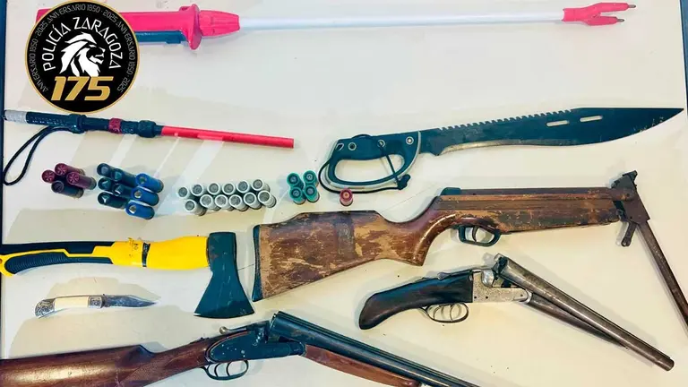 La Polic&iacute;a Local de Zaragoza detuvo a un hombre por tenencia il&iacute;cita de armas al inspeccionar una fiesta familiar.