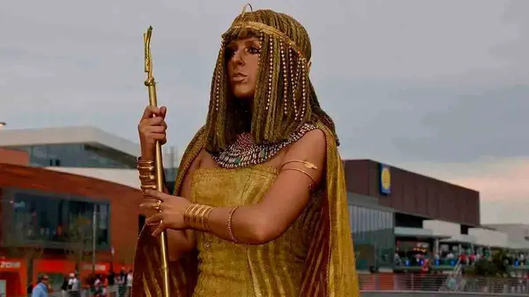 La artista Natalia G&oacute;mara es conocida en Zaragoza por ser la estatua de La Diosa Hathor