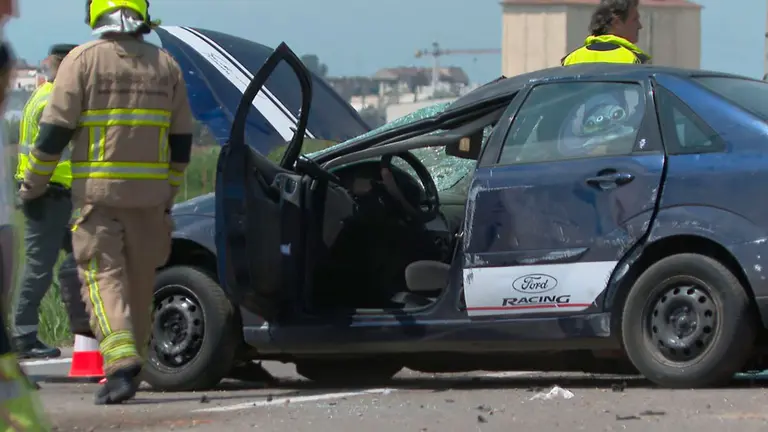 Retenciones en la carretera A-68 en sentido decreciente a la altura de Casetas, en Zaragoza, por el vuelco de un turismo con cuatro personas atendidas.