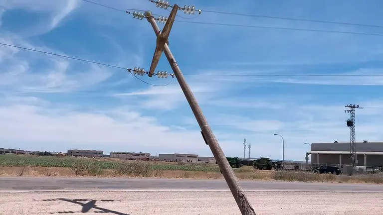 As&iacute; ha terminado el poste de luz tras el suceso. Foto: Endesa