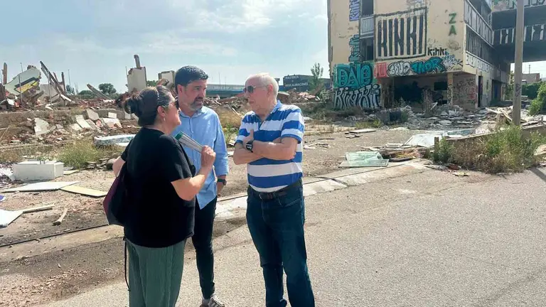 El socialista y presidente de Junta del Rabal, Horacio Royo, denuncia la falta de seguridad en los suelos de Aceralia