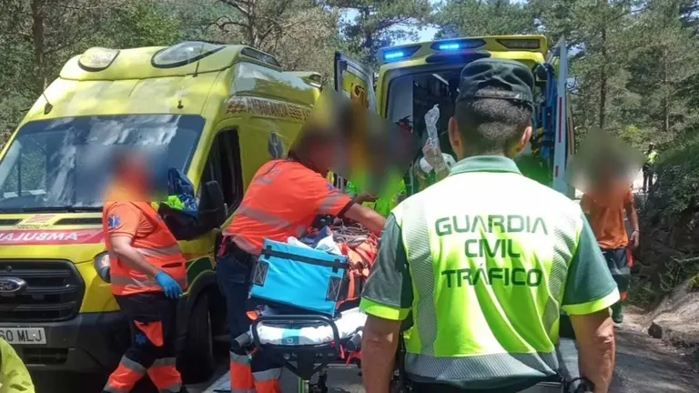 Un motorista de 66 a&ntilde;os ha resultado herido grave tras sufrir un accidente de tr&aacute;fico en la N-260a y precipitarse diez metros por un terrapl&eacute;n en Broto (Huesca).