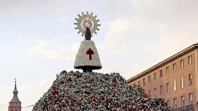 manto-virgen-pilar-ofrenda-flores-2025