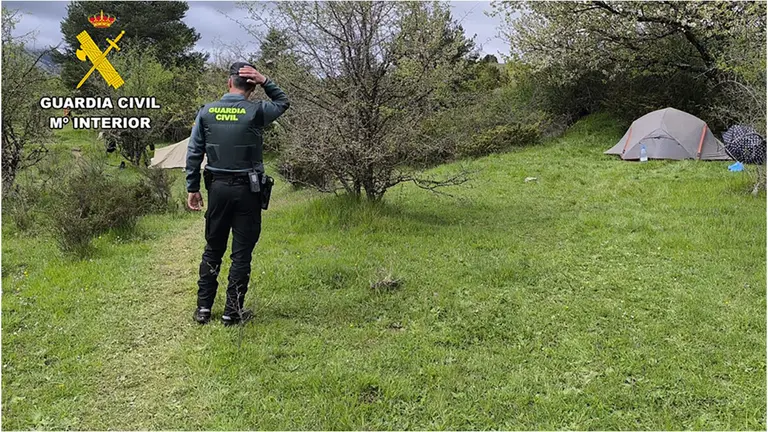 La Guardia Civil de Huesca frente al asentamiento ilegal.