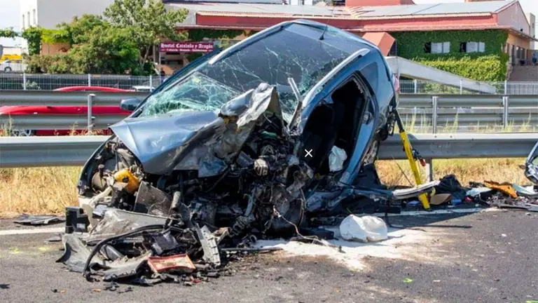 Un joven de 27 a&ntilde;os vecino de Fraga ha muerto en un brutal accidente en la A-2 en L&eacute;rida. Foto: GERARD HOYAS (Segre)