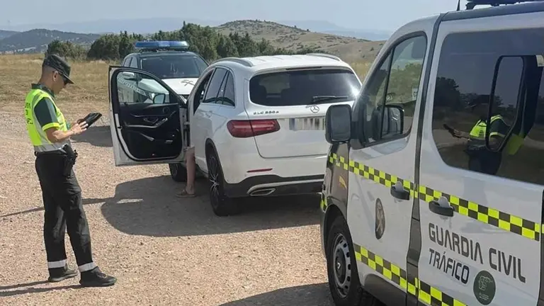 la Guardia Civil de Teruel caz&oacute; a las dos personas investigadas este lunes en la N-234 en Sarri&oacute;n.
