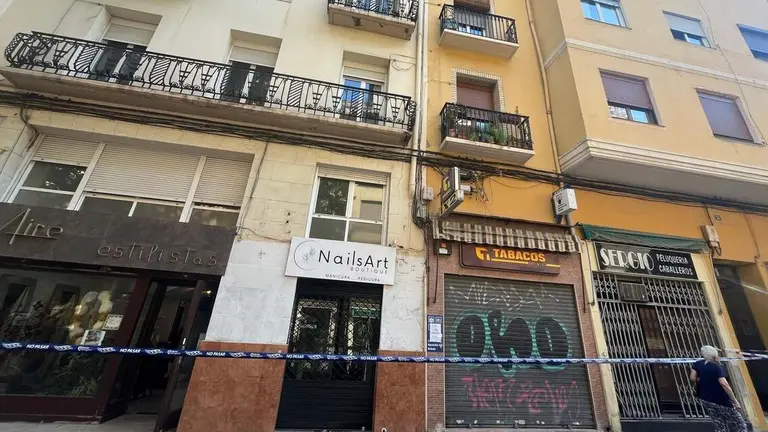 Calle San Jorge acordonada por la ca&iacute;da de cascotes de un balc&oacute;n