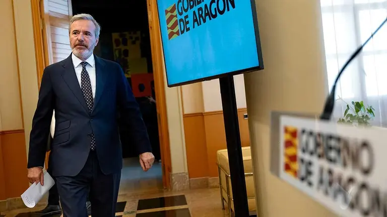 Jorge Azc&oacute;n, este martes, durante su entrada a la Sala de la Corona. Foto: Fabi&aacute;n Sim&oacute;n/ DGA