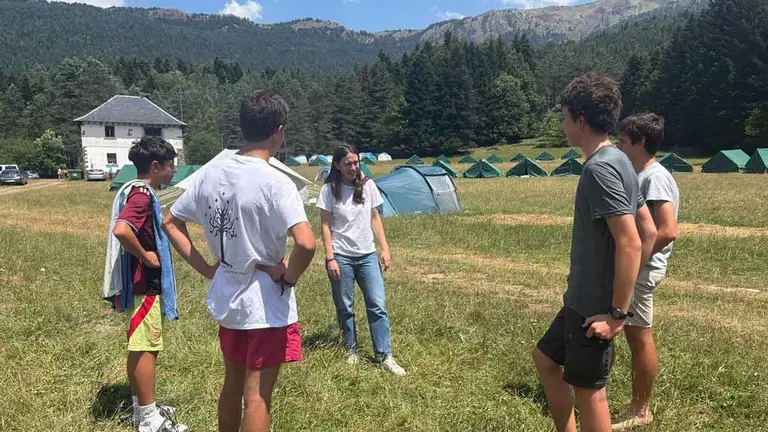 La directora gerente del IAJ, Cristina Navarro, ha visitado esta ma&ntilde;ana a los acampados en Hecho y Ans&oacute;. Fuente: DGA