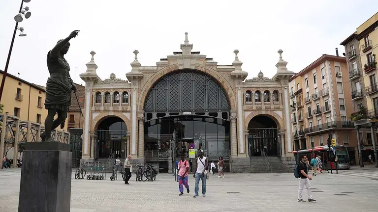 Los j&oacute;venes fueron descubiertos intentando robar en una tienda cerca del Mercado Central de Zaragoza. Foto: Pilar &Aacute;lvarez