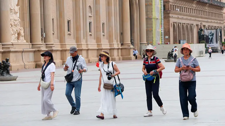 Grupo de turistas en la plaza del Pilar. Foto: Pilar &Aacute;lvarez