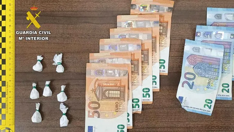 Un var&oacute;n de 30 a&ntilde;os fue sorprendido con siete dosis de coca&iacute;na y dinero en efectivo a la salida de un festival en Ariza.