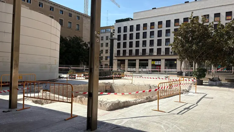 Cuando la constructora termine los trabajos, ser&aacute; el turno del Ayuntamiento de Zaragoza, quien colocar&aacute; las losas de granito. Foto de Arag&oacute;n Digital