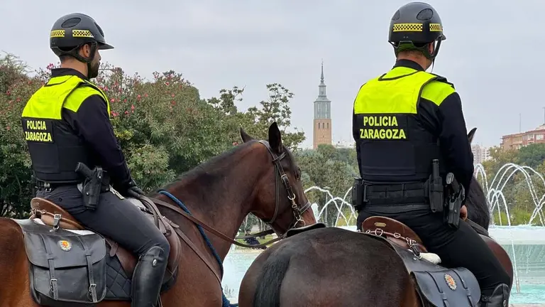 Dos agentes patrullan por el Parque Grande montados a caballo. Foto: Polic&iacute;a Local