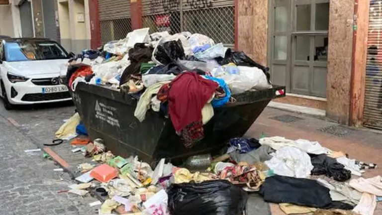 Contenedor de obra lleno de basura en El Gancho. Foto: Vive El Gancho