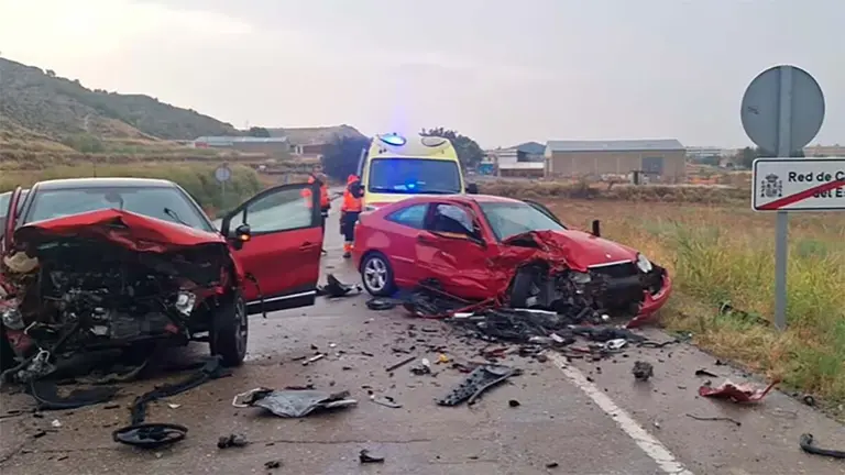 El "aquaplaning" podr&iacute;a estar detr&aacute;s de un accidente entre dos coches sucedido ayer en Zuera. Fuente: Polic&iacute;a Local Zuera