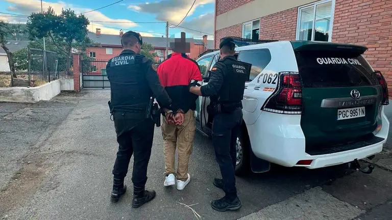 Agentes de la Guardia Civil de Zaragoza detienen en Le&oacute;n al presunto autor de un incendio en Berlanga del Bierzo.