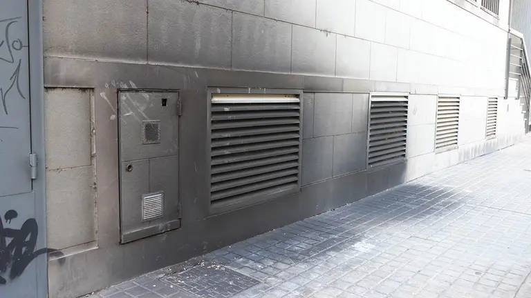 El incendio en el garaje de un edificio en el Arrabal de Zaragoza caus&oacute; gran cantidad de humo. Foto: Juan Nu&ntilde;o
