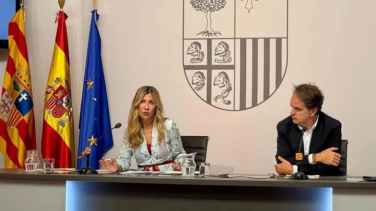 La vicepresidenta y portavoz Mar Vaquero junto al consejero de Hacienda, Berm&uacute;dez de Castro, este mi&eacute;rcoles tras el Consejo de Gobierno. Foto: DGA