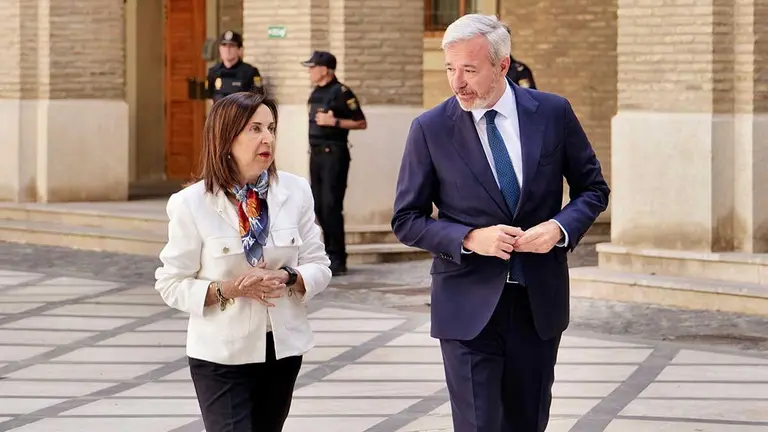 La ministra Robles y el presidente Azc&oacute;n en la entrada de la Sala de la Corona en el edificio Pigantelli. Foto: DGA/ Fabi&aacute;n Sim&oacute;n