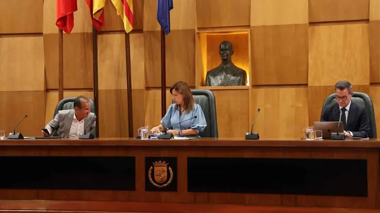 La alcaldesa de Zaragoza, Natalia Chueca, presiden el Pleno extraordinario