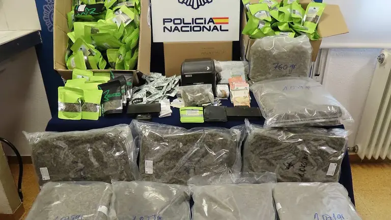 La marihuana y resina de cannabis incautada por la Polic&iacute;a Nacional de Teruel en un punto de venta de droga a menores.