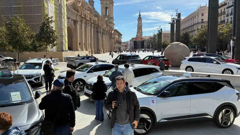 La exhibici&oacute;n de taxis ha tenido lugar en la plaza del Pilar