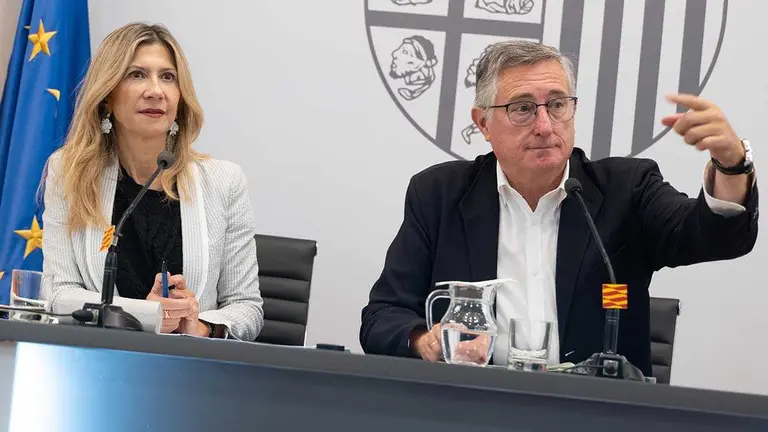 La vicepresidenta Vaquero y el consejero de Turismo, Manuel Blasco, encabezan la expedici&oacute;n. Foto: DGA