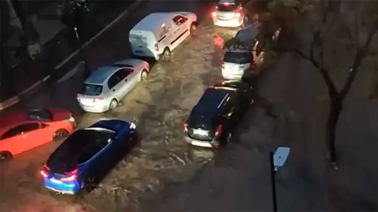 Im&aacute;genes de los estragos de la tormenta en el barrio de Torrero, este domingo en Zaragoza.