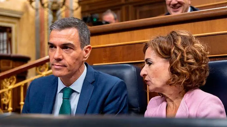 Pedro S&aacute;nchez y la vicepresidenta Mar&iacute;a Jes&uacute;s Montero en el Congreso. Foto: PSOE