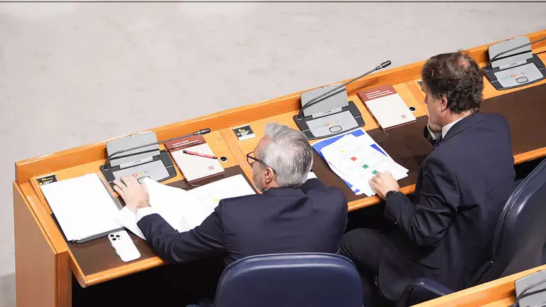 Azc&oacute;n y Berm&uacute;dez de Castro en el Pleno. Foto: Cortes de Arag&oacute;n