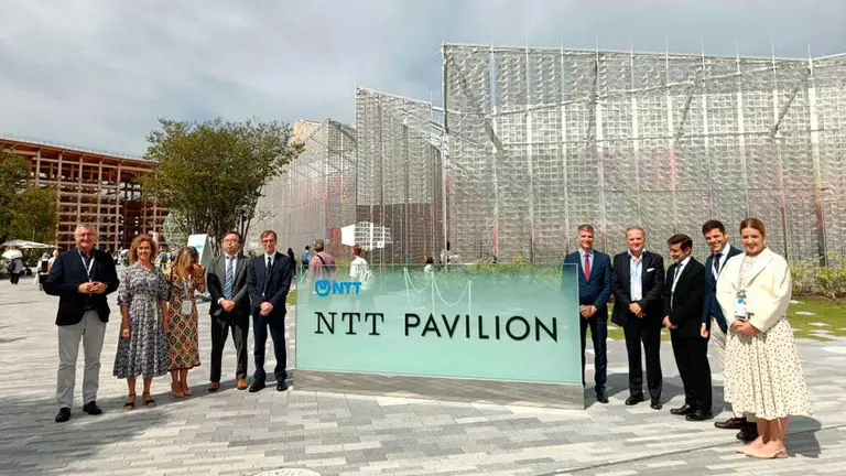 La delegaci&oacute;n aragonesa en la entrada del pabell&oacute;n NTT-Data