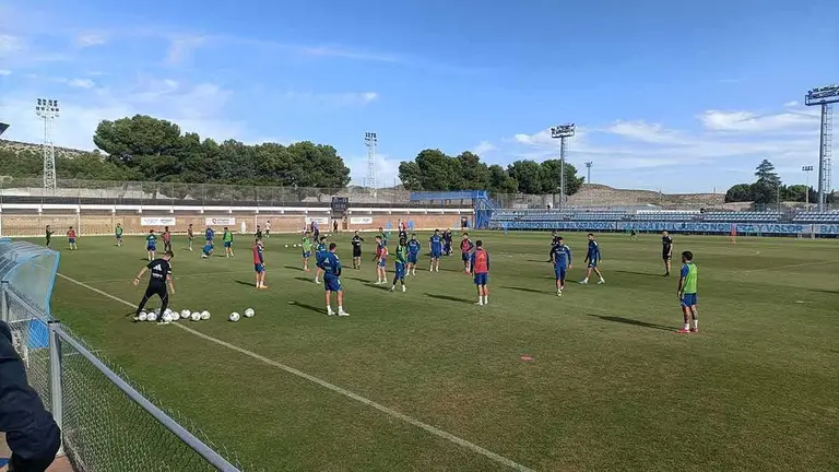 El Real Zaragoza entrena en la Ciudad Deportiva en una imagen de archivo. Foto: M.G.