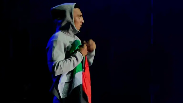 El cantante Morad con la bandera de Palestina durante su concierto en el Espacio Zity de Zaragoza. Foto: AD