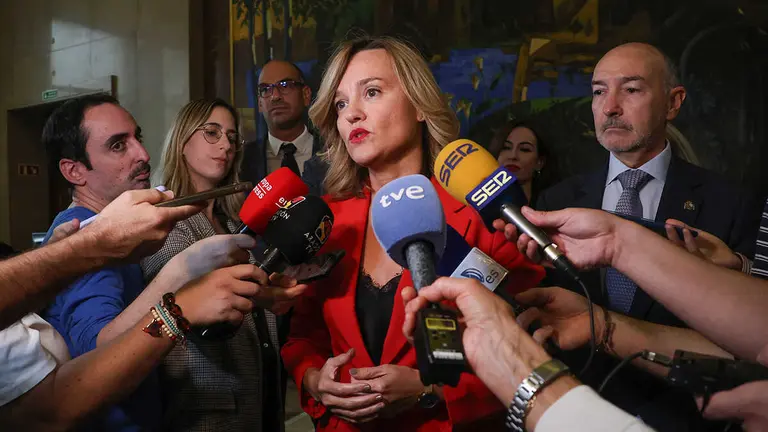 Alegr&iacute;a atiende a los medios. Foto: Pilar &Aacute;lvarez