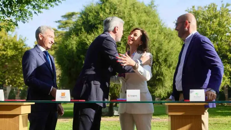 El presidente de Arag&oacute;n, Jorge Azc&oacute;n, y la alcaldesa de Zaragoza, Natalia Chueca, durante el anuncio de los pisos de Arcosur