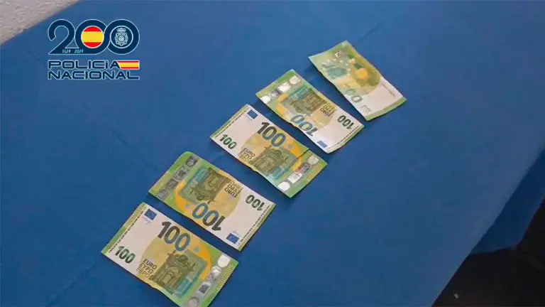 La Polic&iacute;a Nacional ense&ntilde;a en un v&iacute;deo c&oacute;mo detectar billetes falsos en tres sencillos pasos.
