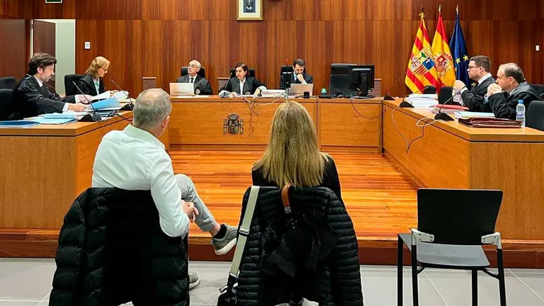Los dos acusados, ahora absueltos, el pasado 31 de octubre en la Audiencia Provincial de Zaragoza.