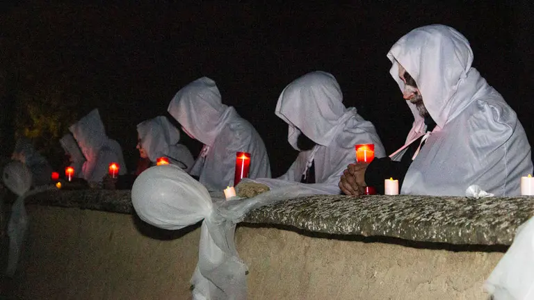 Durante la Nuei d&acute;Almetas los radiqueranos ayuda a totones y almetas a pasar al m&aacute;s all&aacute;. Foto: Hoya de Huesca